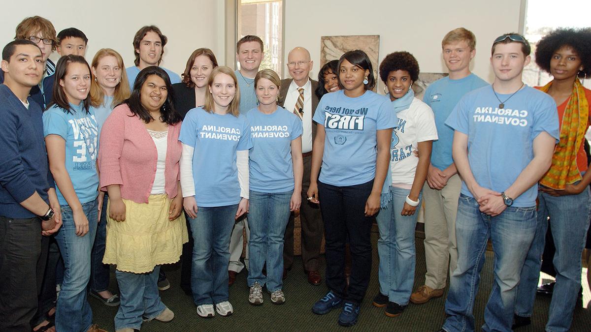 一群卡罗来纳州的学生, who are Carolina Covenant Scholars, in 2004 posing for a group photo with Chancellor James Moeser.